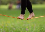 Slackline exige concentração e equilíbrio